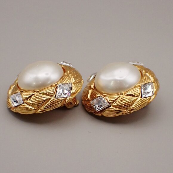 CHANEL Round Button Imitation Pearl Rhinestone Earrings Clip-On Gold GHW - Picture 5 of 10